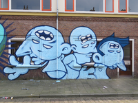 829456 Afbeelding van graffiti met figuren (WTIP) op de voorgevels van twee leegstaande huizen aan de oneven zijde van ...